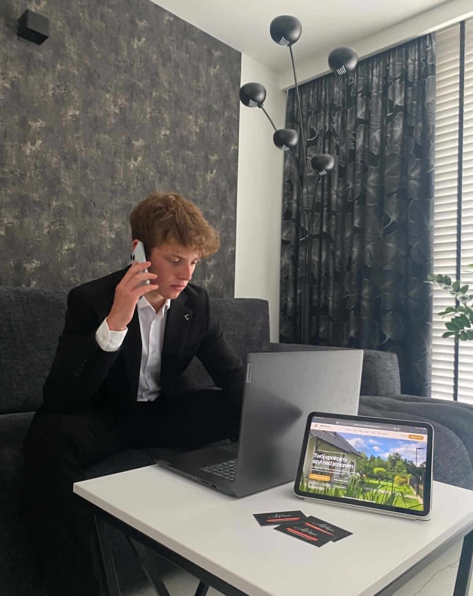 Aleksander Perzyński podczas pracy nad systemem WEB+ dla obiektów noclegowych