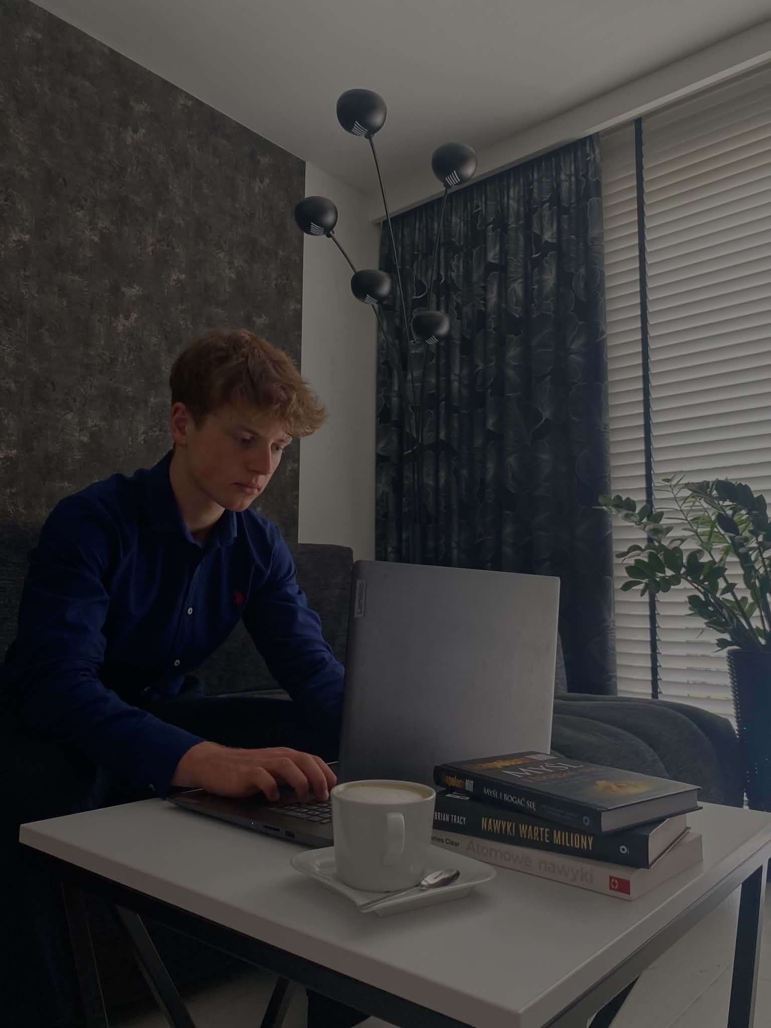 Aleksander Perzyński przy pracy nad stronami internetowymi i systemami WEB+